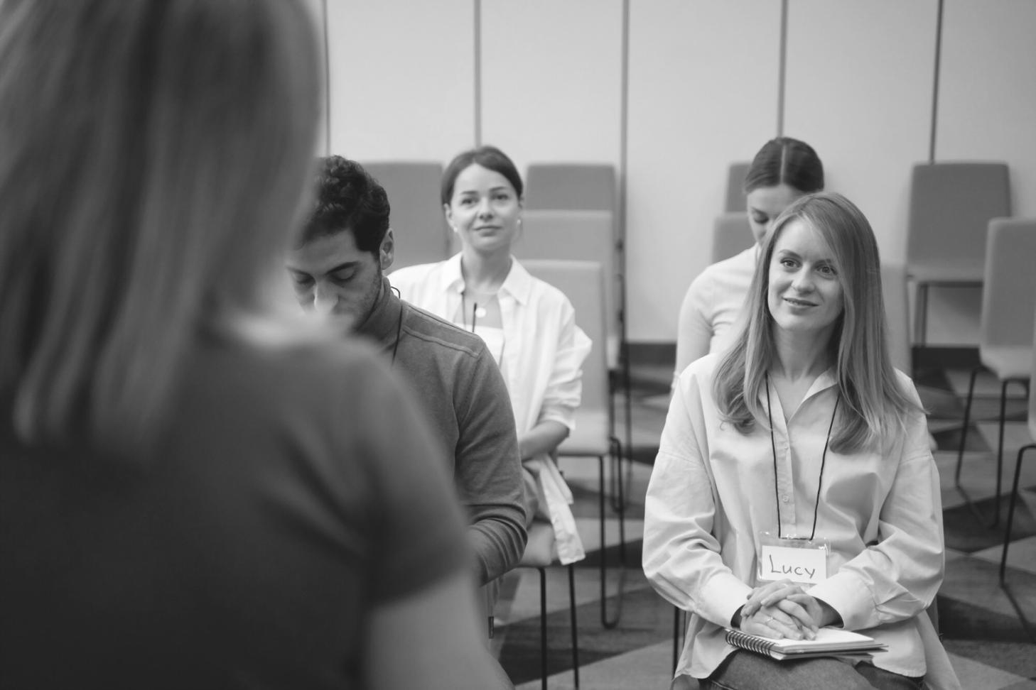 Espacio de trabajo con análisis financiero y planificación estratégica