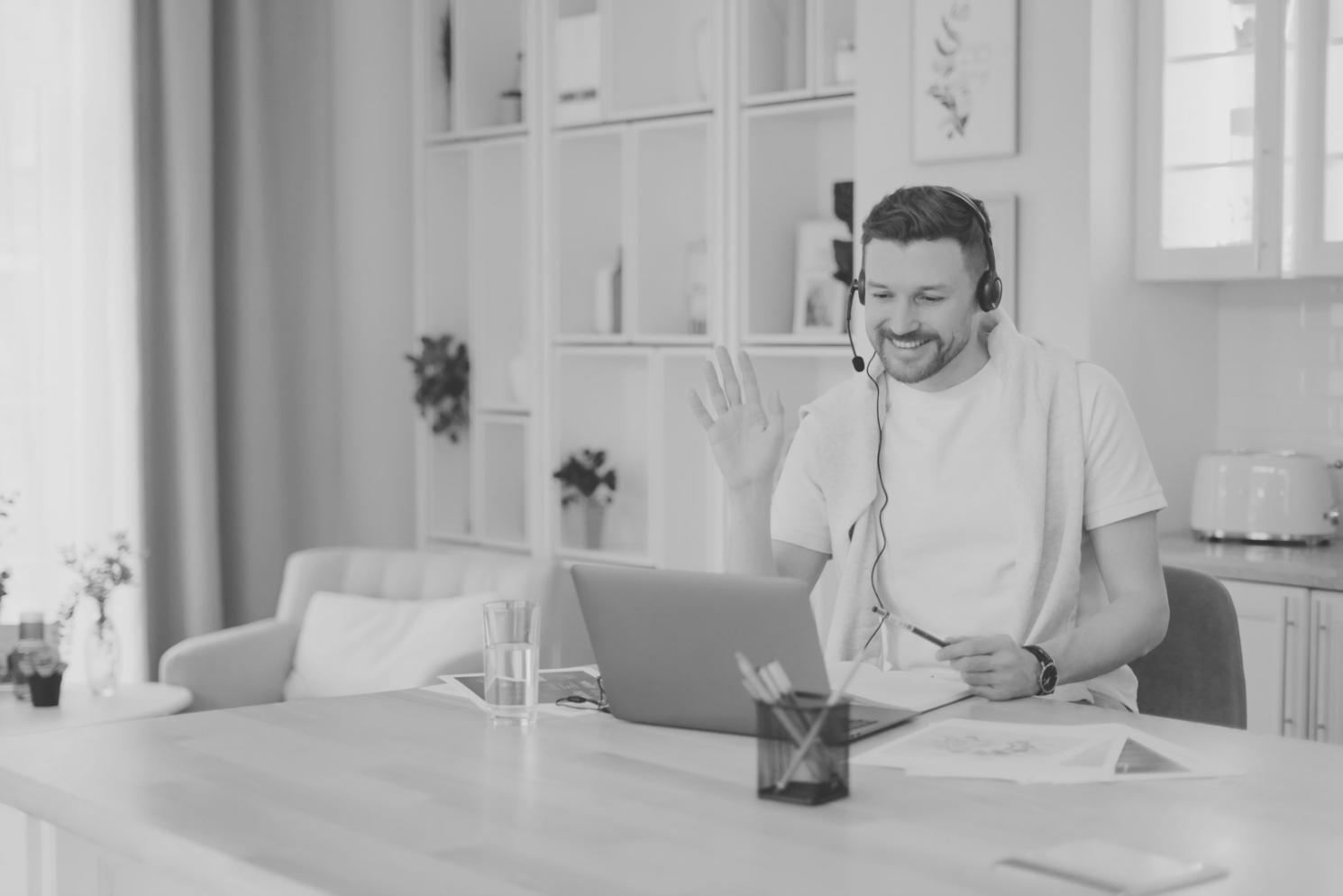 Profesional revisando estrategias financieras y documentos