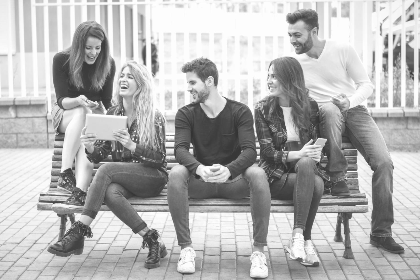 Estudiantes trabajando en estrategias de marca financiera durante sesión práctica